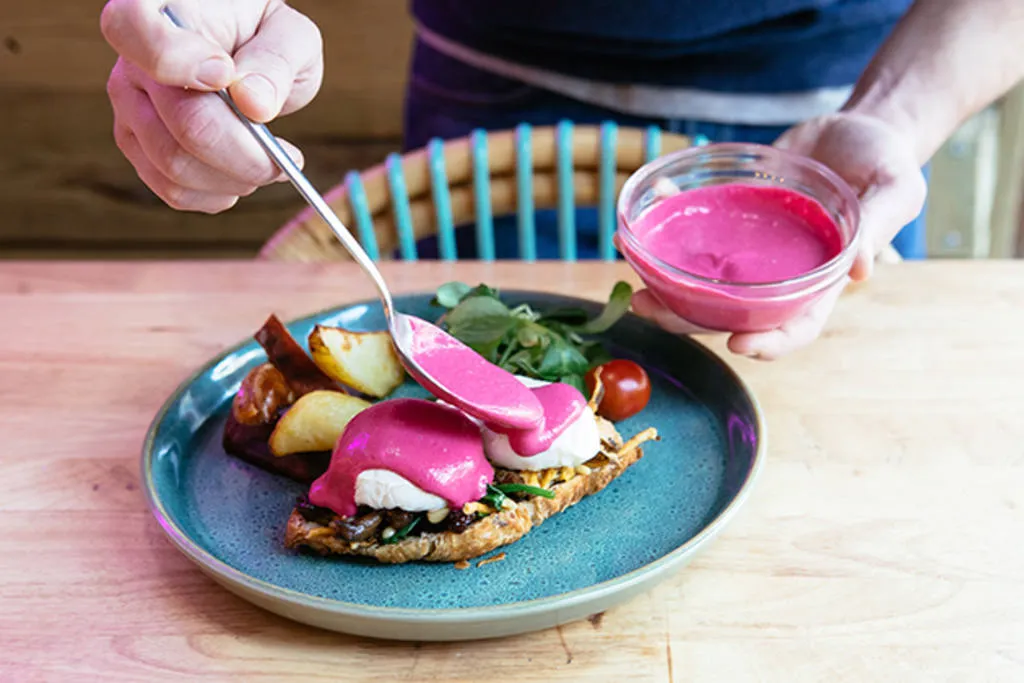 Huevos Benedict con setas, pasas, piñones y espinacas con holandesa de remolacha y kale