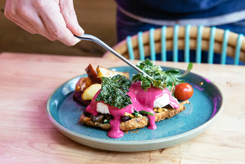 Huevos Benedict con setas, pasas, piñones y espinacas con holandesa de remolacha y kale