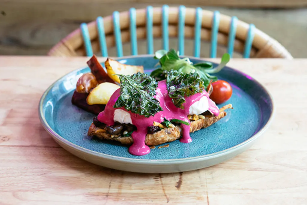 Huevos Benedict con setas, pasas, piñones y espinacas con holandesa de remolacha y kale