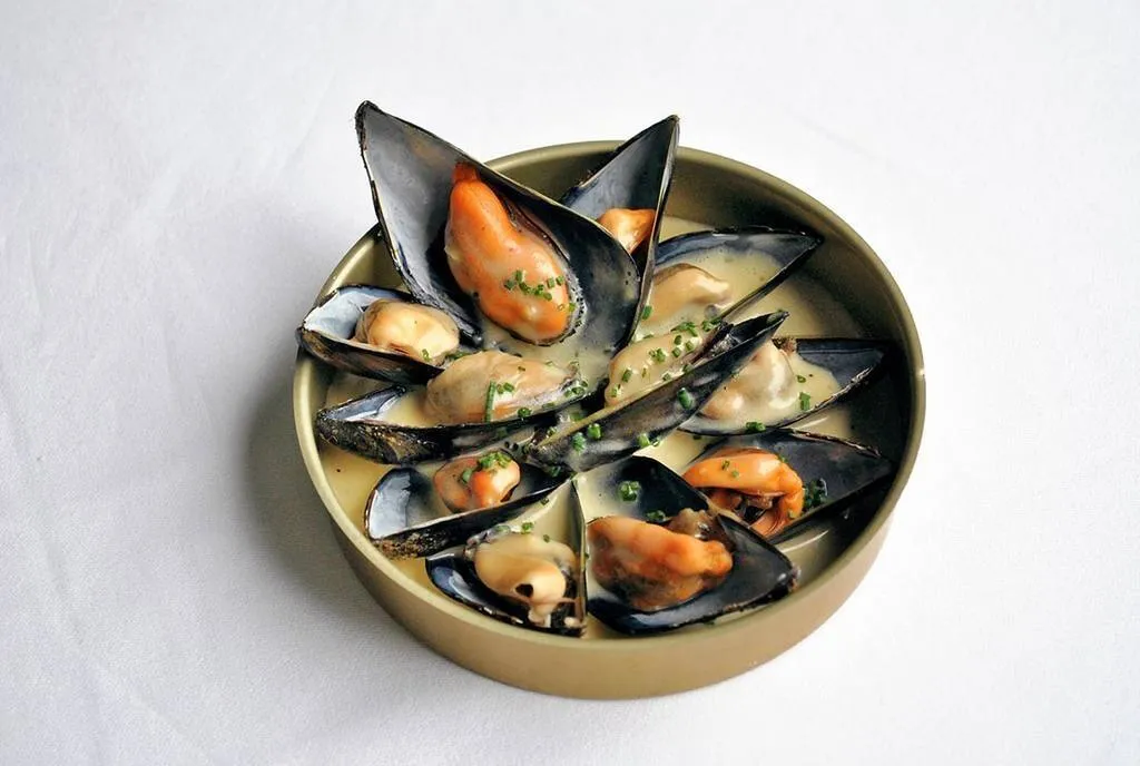 Cazuelita de mejillones de roca al vapor con salsa bearnesa