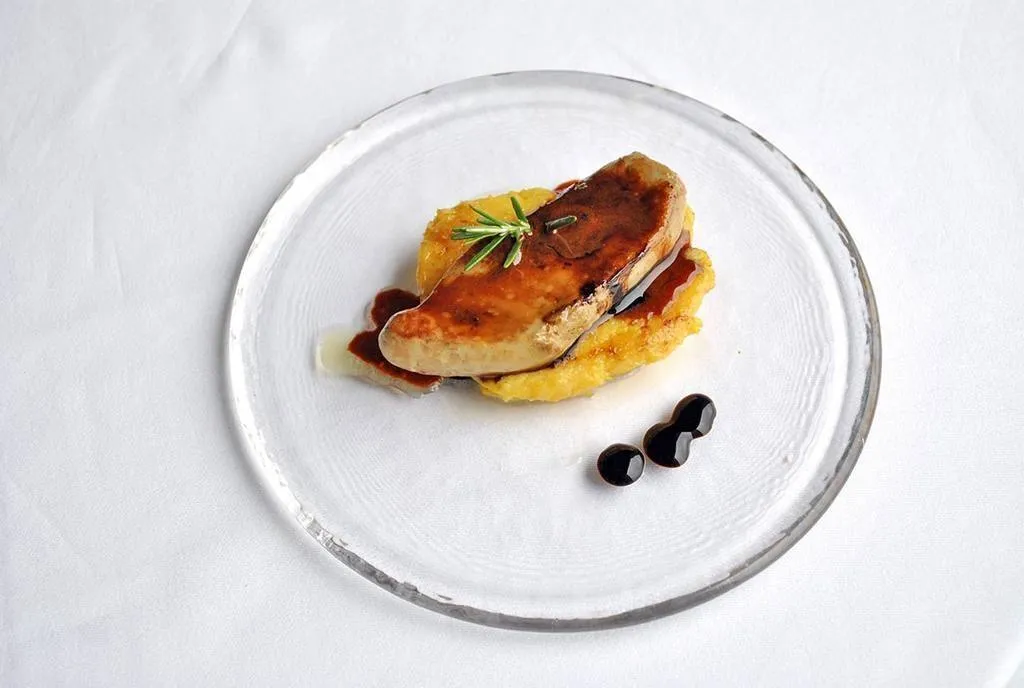 Escalopa de foie con torrija de maíz caramelizada