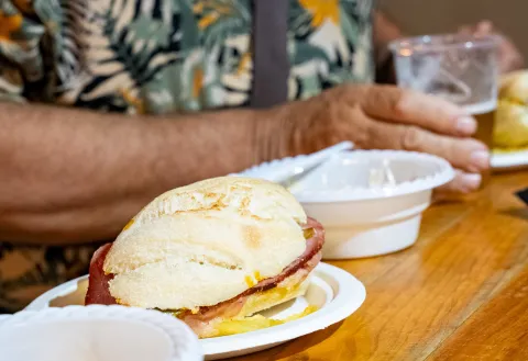 Sevilla se arranca por montaditos y ensaladilla 