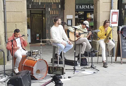 Conciertos en directo y buen tapeo en los vermuts musicales de Manlleuet 