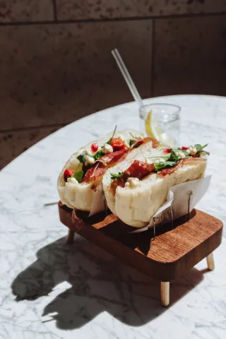 Mollete de jamón ibérico con mozzarella y rúcula 