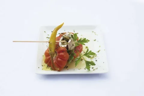 Tomatito raf relleno de boquerón en vinagre con piel de aceituna verde