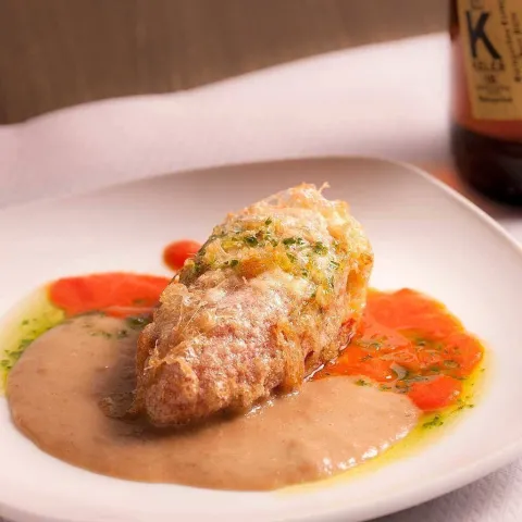 Pimiento relleno de gambas sobre fondo de cebolla y soja