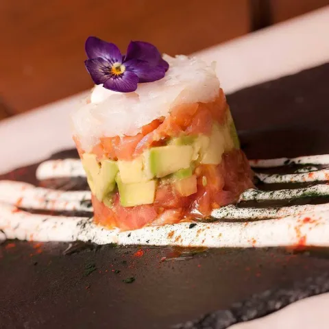 Tartar de ahumados con aguacate y tomate rosa