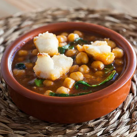 Cazuelita de garbanzos con bacalao y espinacas