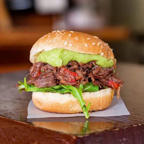 Miniburger de carne mechada y guacamole