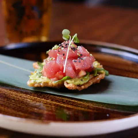 Tortillita de camarones con tartar de atún de almadraba