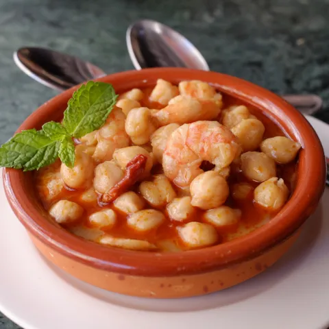 Garbanzos con langostinos chiguatos