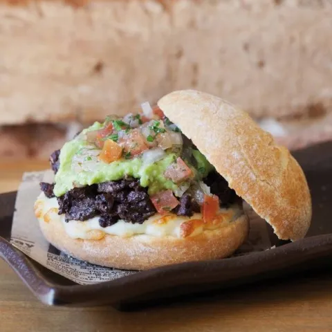 Tartar de 'botifarró' con aguacate