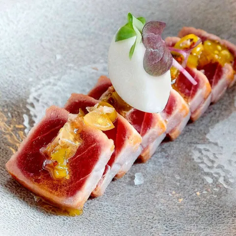  Tataki de atún ahumado con vinagreta de encurtidos y sorbete de limón