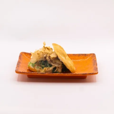Salaílla con tzatziki de atún marinado en soja, wakame y mayonesa de wasabi y katsuobushi