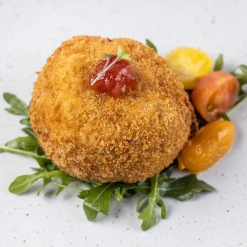 Superbomba de buey y arroz con corazón de queso provolone y mermelada de tomate