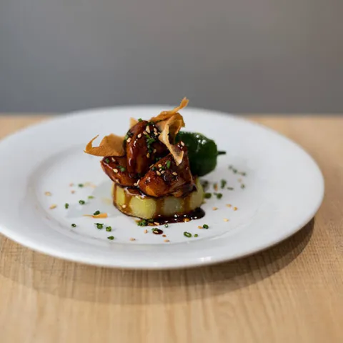 Solomillo macerado con toque teriyaky y sésamo