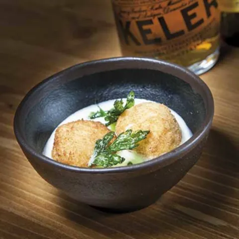 Croqueta de patata y mejillón con espuma de escabeche