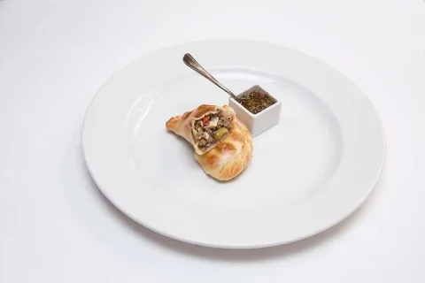 Empanada de carne argentina con chimichurri