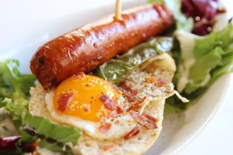 Chistorra con huevo de codorniz, sal de jamón y ensalada cesar