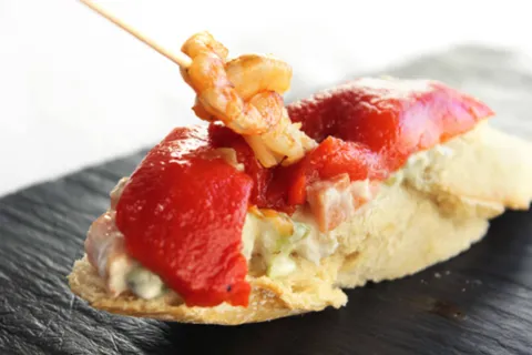 Ensaladilla, piquillos y gamba