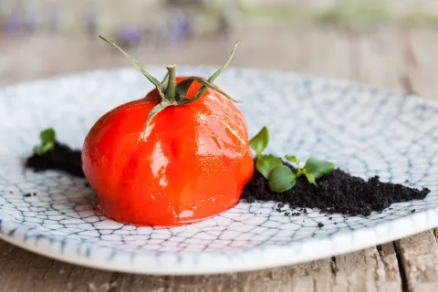 Trampantojo de falso tomate de brandada de bacalao con tierra de olivada