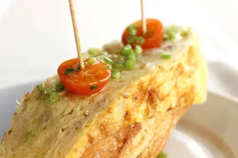 Tortilla de bacalao con ajos tiernos