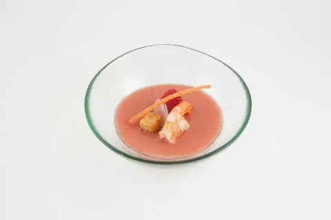 Gazpacho de fresa con langostinos