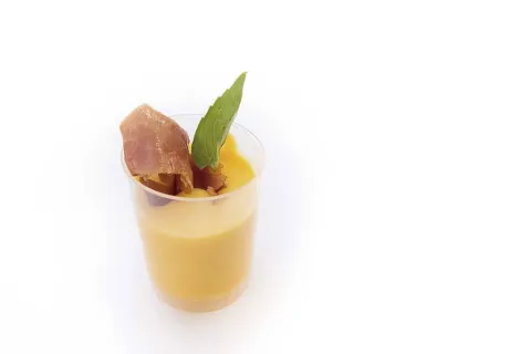 Crema de melón con crujiente de jamón