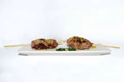 Kefta de ternera con salsa dulce de mostaza