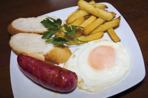 Huevo frito con chorizo