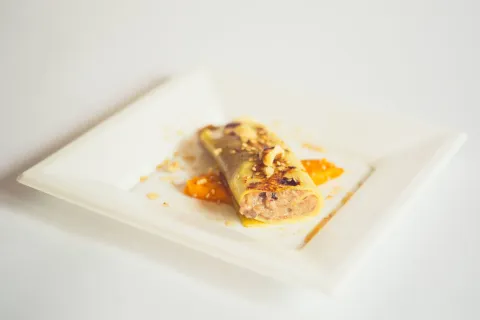 Caneló de confit d'ànec amb mango i reducció de moscatell