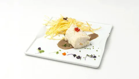 Roca de bacalao y crema de ajo negro