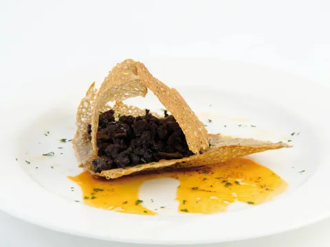 Chip de galette bretona con morcilla de cebolla, setas y una pizca de miel