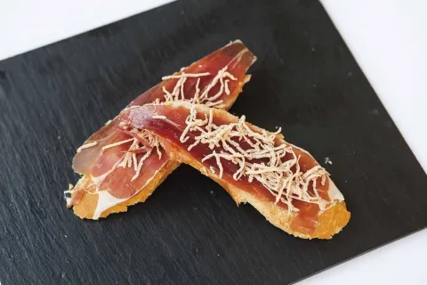 Rebanadas de jamón ibérico con virutas de foie