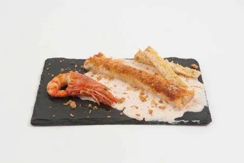 Canelón de crep relleno de marisco y bechamel de gambas