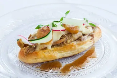 Brioche de cochinillo confitado con mostaza antigua, brie y manzana