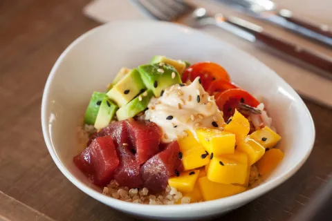 "Poke Bowl" de arroz salvaje, quinoa, aguacate, salmón, mango, mahonesa de soja y aceite de sésamo