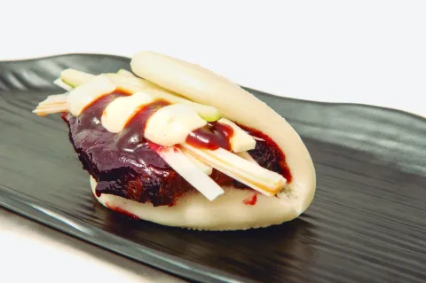 BAO DE PANCETA Y HOISIN DE FRUTOS ROJOS