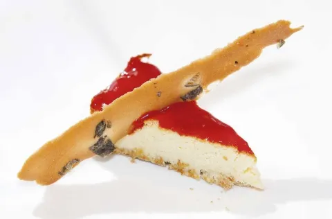 Falso cheesecake de bacalao con chutney de tomate y pimiento