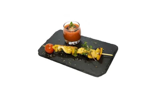 Brocheta de pollo maceradas con verduras acompañado de un chupito de gazpacho de la terreta