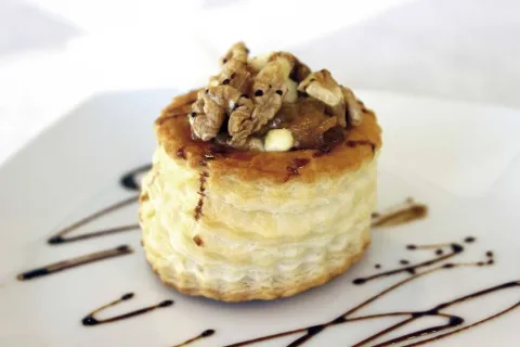 Vol-au-vent de queso de cabra con cebolla caramelizada y nueces