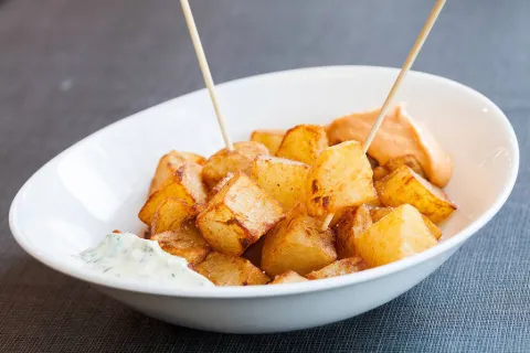 Patatas bravas artesanas a las dos salsas