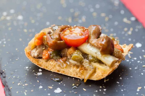 Pan de coca con verduritas y setas saltadas con miel