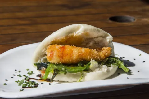 Bao de gamba roja con crujiente de kadaif, chile dulce y wakame