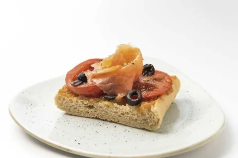 COCA ECOLÓGICA CON TOMATE, CEBOLLA CONFITADA Y TORTILLA AHUMADA DEL RÍO TABASCAR