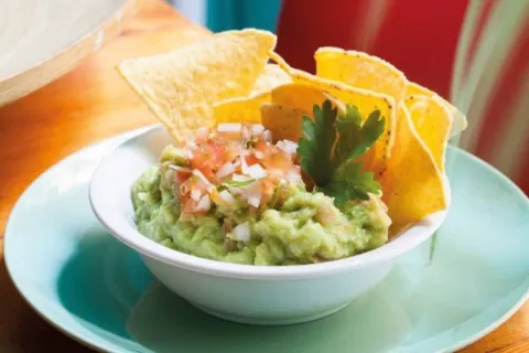 Nachos con guacamole + cerveza malquerida