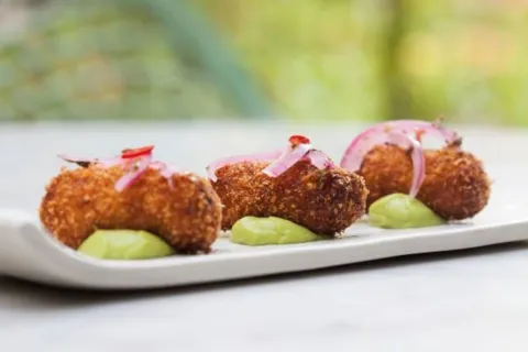 Croqueta de cochinita pibil con x-nipec + cerveza malquerida 