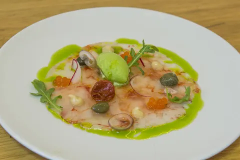 Carpaccio de gamba con sorbete de albahaca