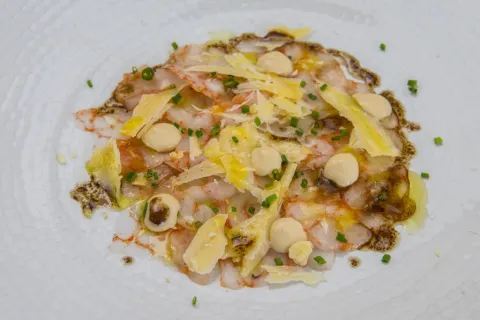 Carpaccio de gamba roja marinada y texturas de queso de Mahón