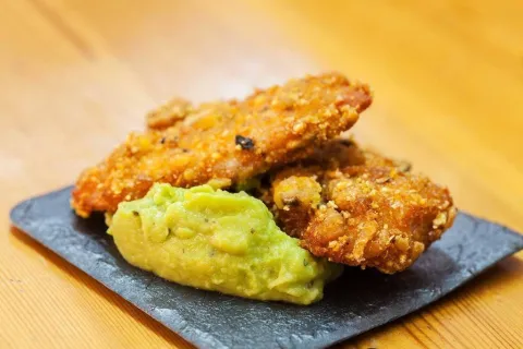 Pollo con crujiente de quicos y guacamole